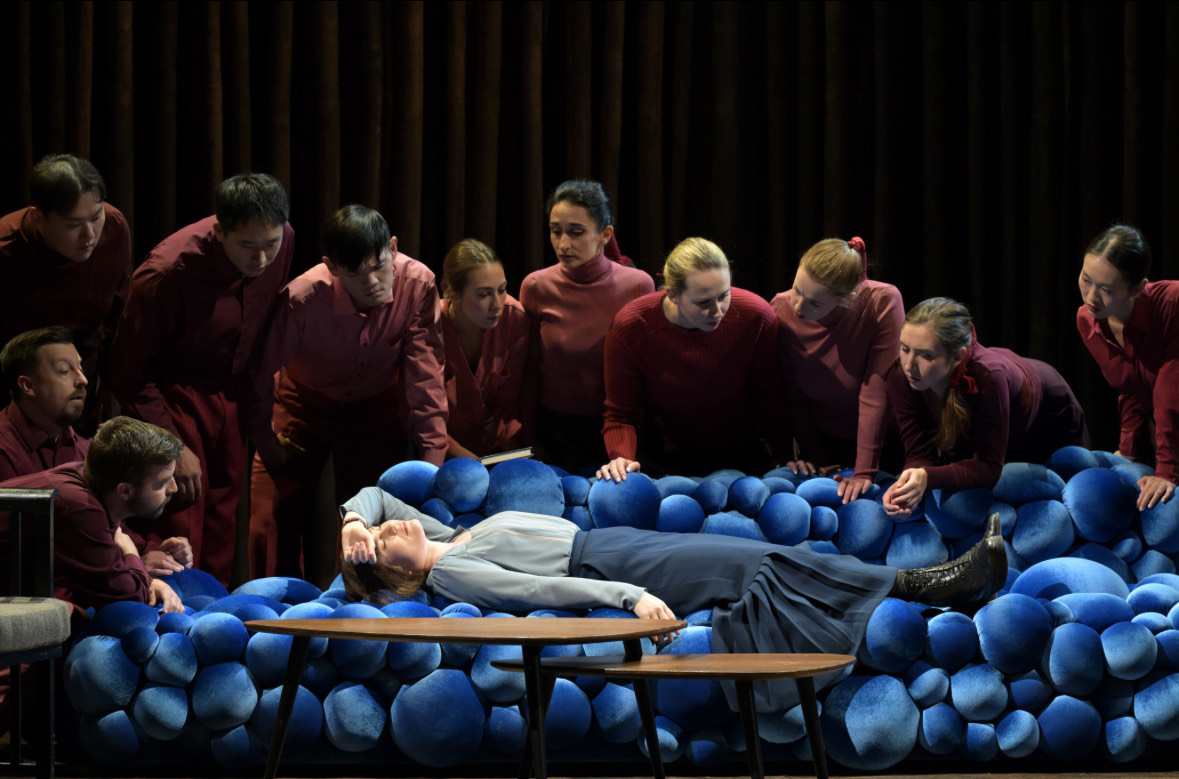 Karolina Bengtsson as Anna in Blühen, Oper Frankfurt